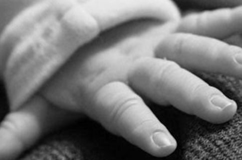 Επνιξε σε πάρκο το παιδί της ερωμένης