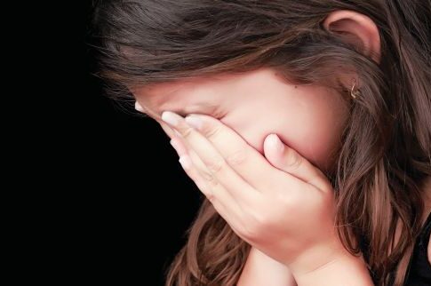 «Με βίαζε ο φίλος του μπαμπά στην αποθήκη»