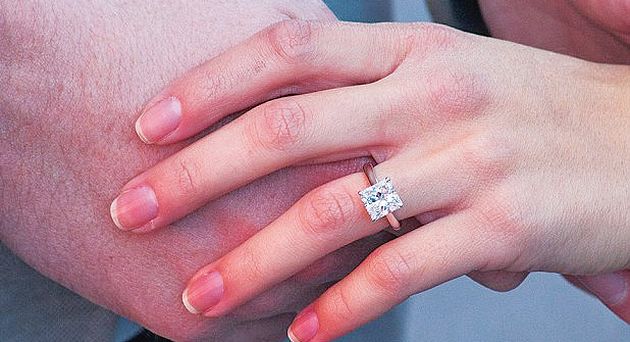 Το μονόπετρο που πρόσφερε ο Ράιαν Σέρχαντ