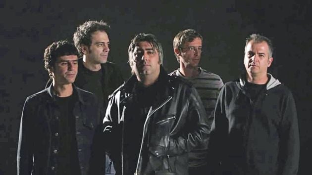 Ο Θάνος Ανεστόπουλος (στο κέντρο) με τα Διάφανα Κρίνα.