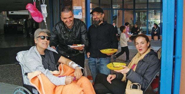 Σε καροτσάκι, καταβεβλημένος από την ασθένεια