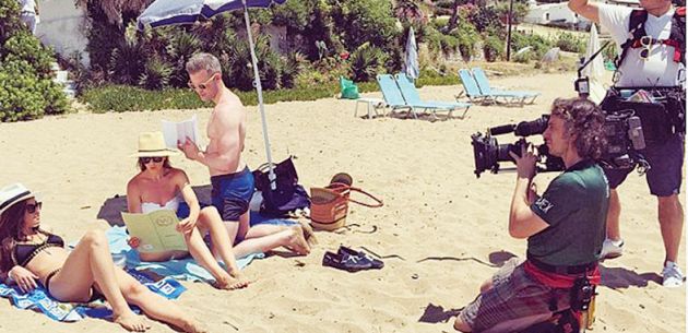 Το τηλεοπτικό συνεργείο ακολούθησε το ζευγάρι ακόμα και στην παραλία