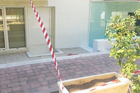Σοκ: Μωράκι 15 μηνών έπεσε από τον 1ο όροφο