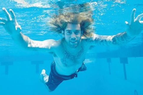 Το μωρό των Nirvana μεγάλωσε και πόζαρε πάλι μέσα σε μια πισίνα