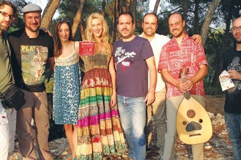 Η Joss Stone συνεργάζεται με τους Rebeletiko και μαθαίνει τζουρά!
