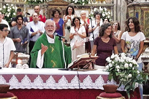 Σάλος για καθολικό ιερέα στο Παλέρμο, ο οποίος ευλόγησε ζευγάρι λεσβιών!