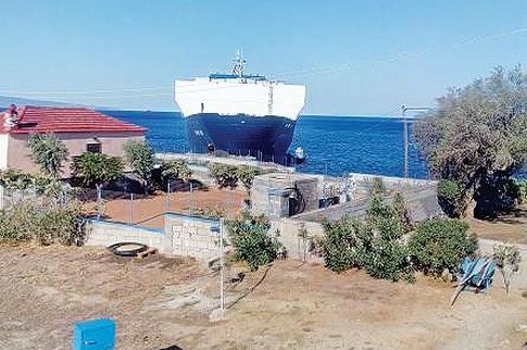 Πανικός για πλοίο που προσάραξε