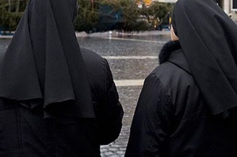 Καλόγριες πέταξαν τα ράσα και παντρεύτηκαν μεταξύ τους
