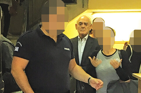 Εβγαλαν με το... ζόρι τον Ακη από τη φυλακή