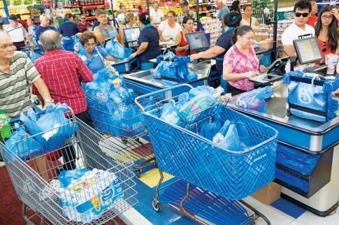 Πανικός στις ΗΠΑ εν αναμονή του τυφώνα Μάθιου!