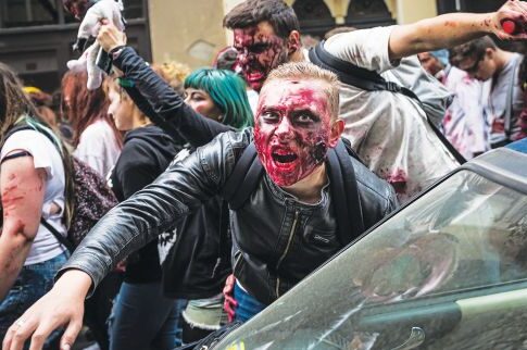 «Ζόμπι» έκαναν «παρέλαση» σε δεκάδες πόλεις και είπαν «όχι» στην πείνα και τη μοναξιά