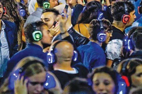Το «σιωπηλό πάρτι» με ακουστικά σε πλατεία της Ιταλίας