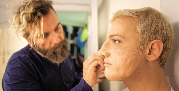Ο make up artist και hair stylist Νίκος Ζήσης μεταμορφώνει τον Διονύση Ζάχο σε Σοφία Βέμπο (Φωτό: Βασίλης Ψαρρός)