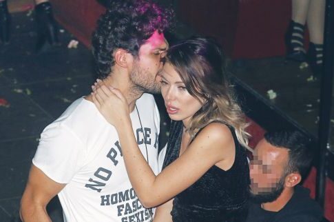 Καβγαδάκι και παθιασμένα φιλιά