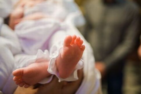 Απήγγειλε λίστα με τους εραστές της συζύγου του στη βάφτιση