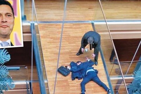 Ευρωκοινοβούλιο: Ποιος έριξε μπουνιά στον Στίβεν Γουλφ;