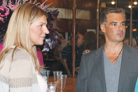 Αρης με κρεμαστό στον λαιμό και ξανθιά συνοδό