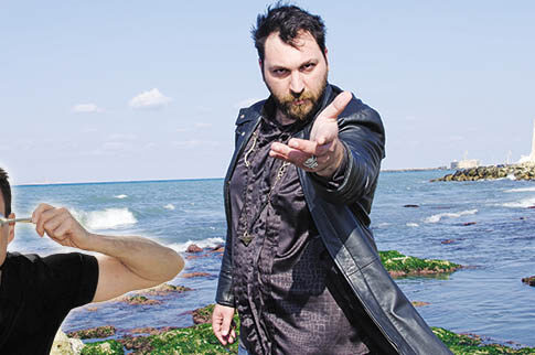 O «διάδοχος» του Uri Geller ζει μαγικές στιγμές