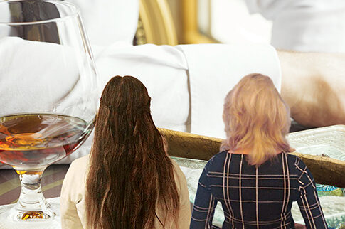 Νεαρές για... υιοθεσία από πλούσιο «μπαμπά»