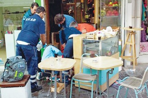 Πυροβόλησε την εν διαστάσει σύζυγό του στη  μέση του δρόμου