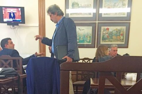 «Τεκές» το καφενείο της Βουλής με επίκεντρο το... ομιχλώδες τοπίο στις τηλεοπτικές άδειες