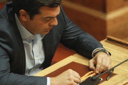 Τα κομπολόγια των πολιτικών αναστεναγμών και οι γυναίκες που παθιάζονται