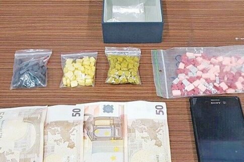 Συνέλαβαν 26χρονο για διακίνηση ecstasy