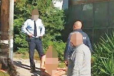 Εκανε γυμνός (δίπλα στο Τμήμα) διαλογισμό
