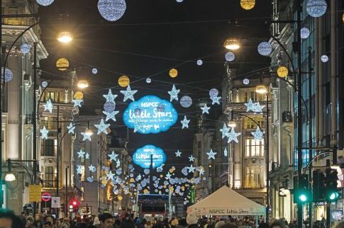 Η Oxford street απέκτησε άρωμα Χριστουγέννων