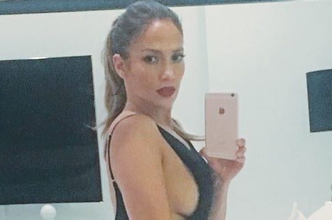 Η J.Lo έριξε το ίντερνετ με καυτή selfie