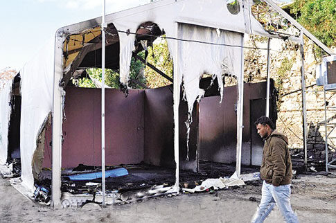 Μετανάστες έκαψαν τον καταυλισμό της Σούδας (στη Χίο) και εκτόξευσαν πυροτεχνήματα σε σπίτια