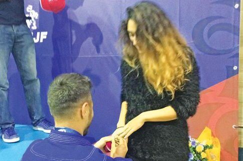 Αθλητής του jiu jitsu έκανε πρόταση γάμου στην καλή του πάνω στο βάθρο  των νικητών σε διεθνές τουρνουά