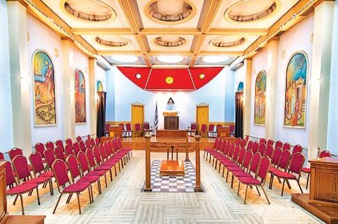 H Στοά των Μασόνων φλέγεται