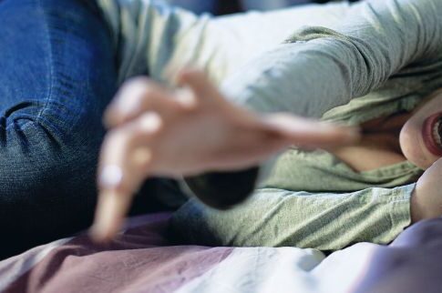 Φρίκη στη Δράμα: Ασέλγησε σε 17χρονη ενώ είχε πέσει σε κώμα από χάσις και χάπια