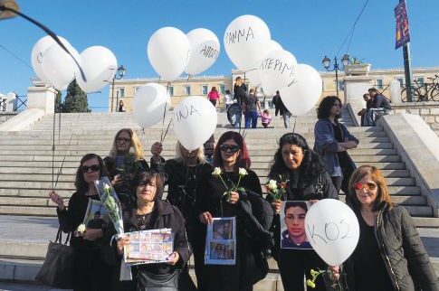 Λευκά μπαλόνια για τα θύματα τροχαίων