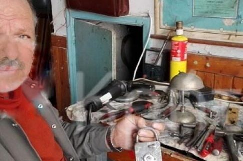Δίνει 5.000 € σε όποιον παραβιάσει το λουκέτο