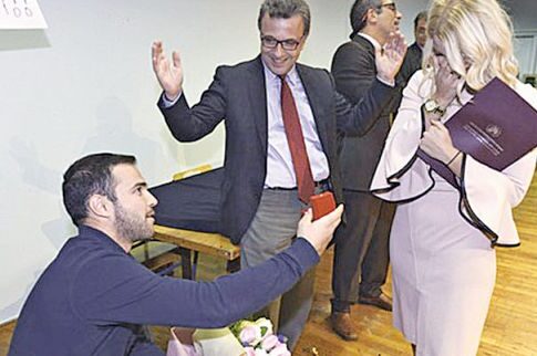 «Σκίσε το πτυχίο και πες ναι»