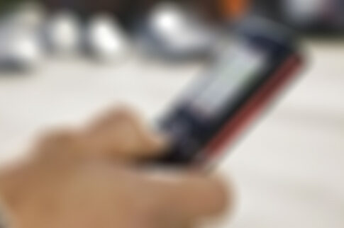 Ο άτακτος παπάς και τα ερωτικά sms σε δύο κυρίες