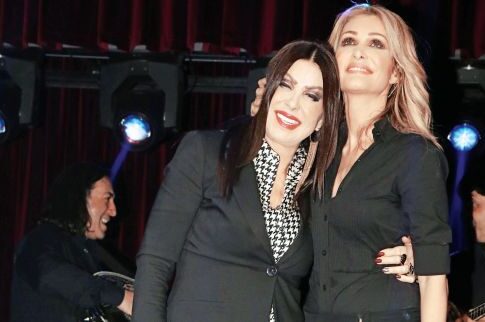 Η Νατάσα αγκαλιάζει τη Λαίδη