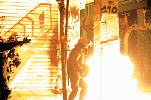 Εκρυβαν μολότοφ στο Πολυτεχνείο για την «υποδοχή» στον πλανητάρχη