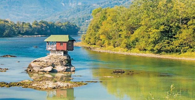 Σπίτι στη μέση του ποταμού Ντρίνα, στη Σερβία.
