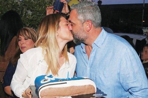 Εκοψαν το κρυφτούλι με τους παπαράτσι