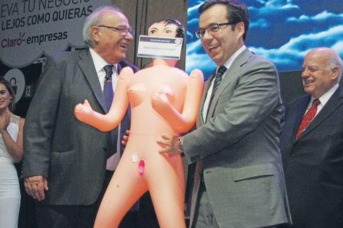 Δώρο μια κούκλα του sex στον υπουργό Οικονομικών της Χιλής