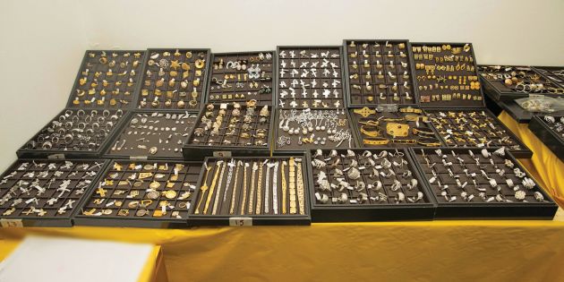 Κοσμήματα, ρολόγια, χρήματα και διαρρηκτικά εργαλεία, που βρέθηκαν στην κατοχή της σπείρας των Ρομά