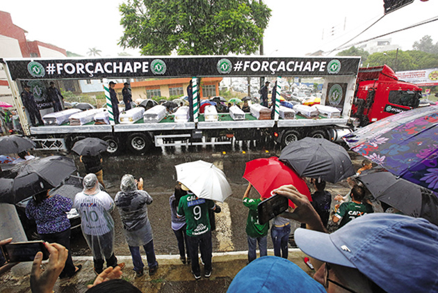 Τα φέρετρα μεταφέρθηκαν στην Arena Conda με φορτηγά