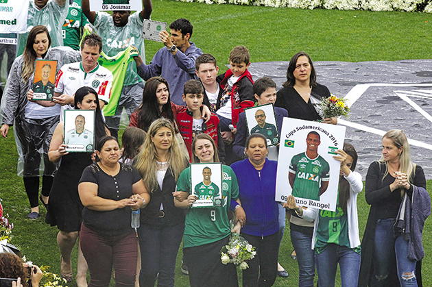 Συγγενείς θρηνούν με τις φωτογραφίες των θυμάτων στα χέρια