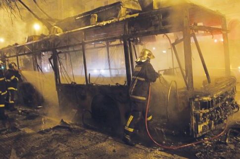 Με σχέδιο πυρπόλησαν τα τρόλεϊ και κατέστρεψαν ακυρωτικά εισιτηρίων σε σταθμούς του ΗΣΑΠ