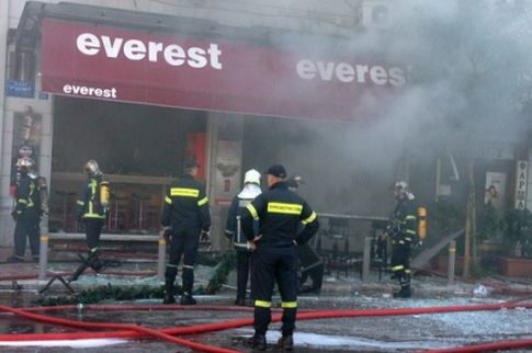 Ισχυρή έκρηξη στα Everest στην πλατεία Βικτωρίας. Νεκρή η λογίστρια