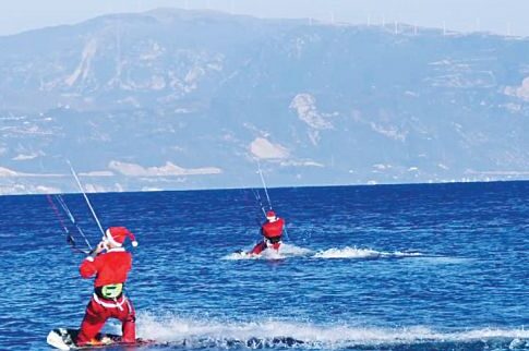 Αγιοβασίληδες ήρθαν με τα... kite surf τους