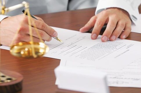 Κομπίνα- μαμούθ από δικηγόρο που πλαστογράφησε διαθήκη ηλικιωμένου